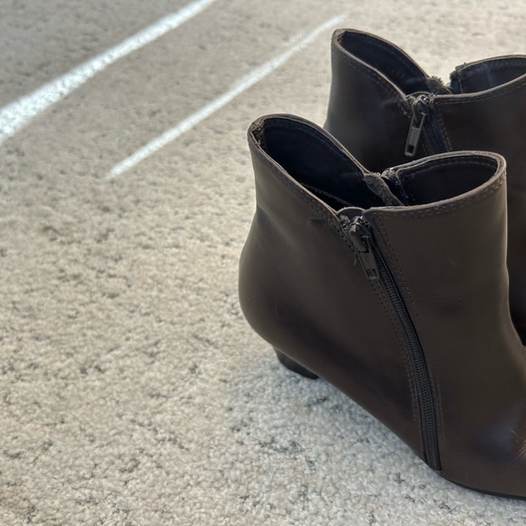 Amalfi by Rangoni leather 7.5 lux deep brown boots a symmetrical side zip - Picture 7 of 14